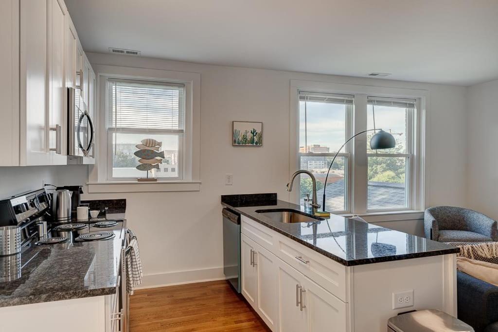 Greatly Located And Elegant 1Br With Parking Appartamento Durham Esterno foto