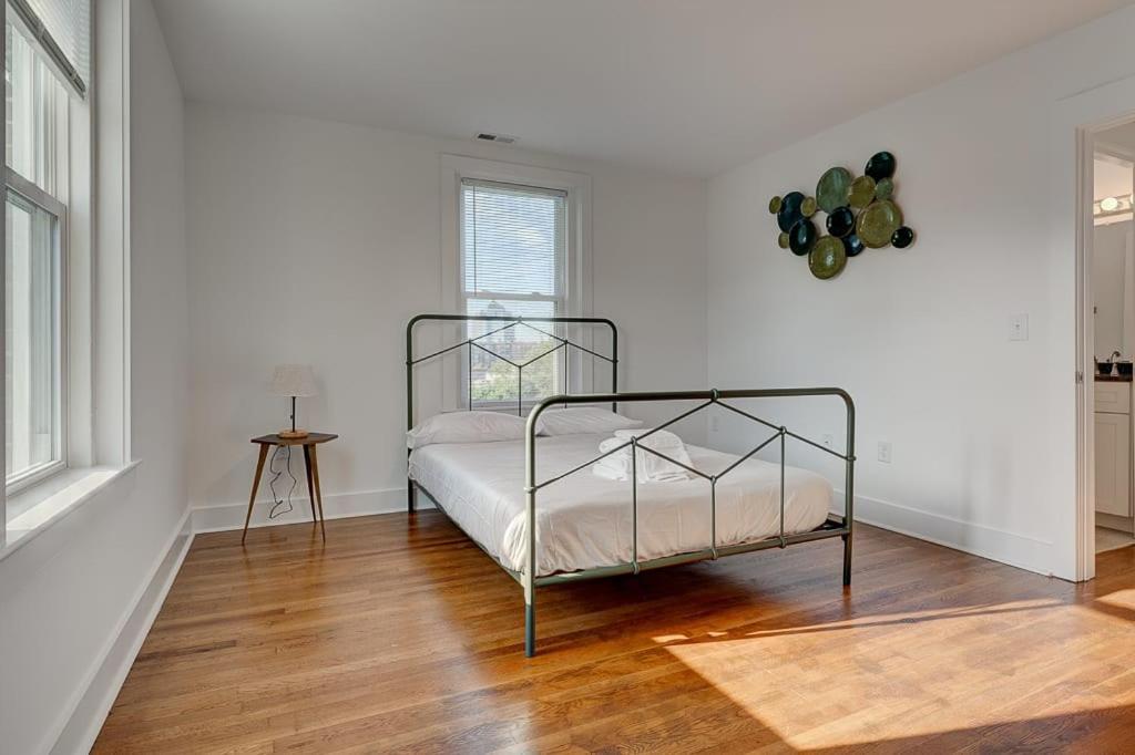 Greatly Located And Elegant 1Br With Parking Appartamento Durham Esterno foto